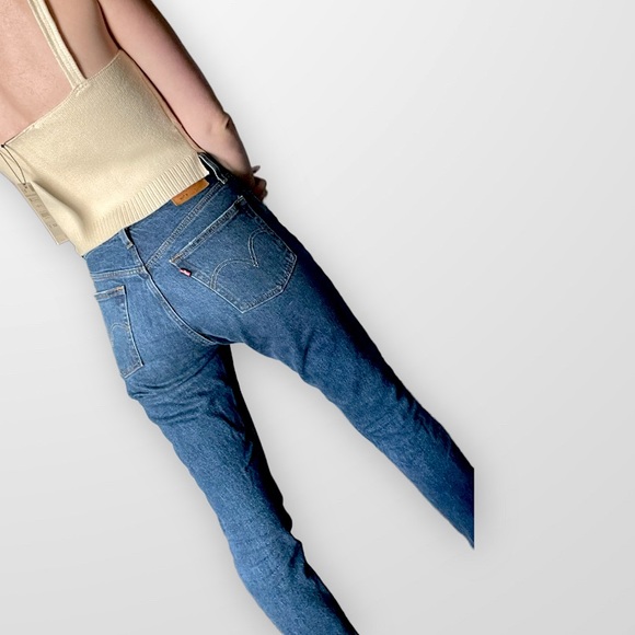 Levi’s Classic Wedgie Fit Jeans - High rise - Medium Wash - Picture 4 of 9